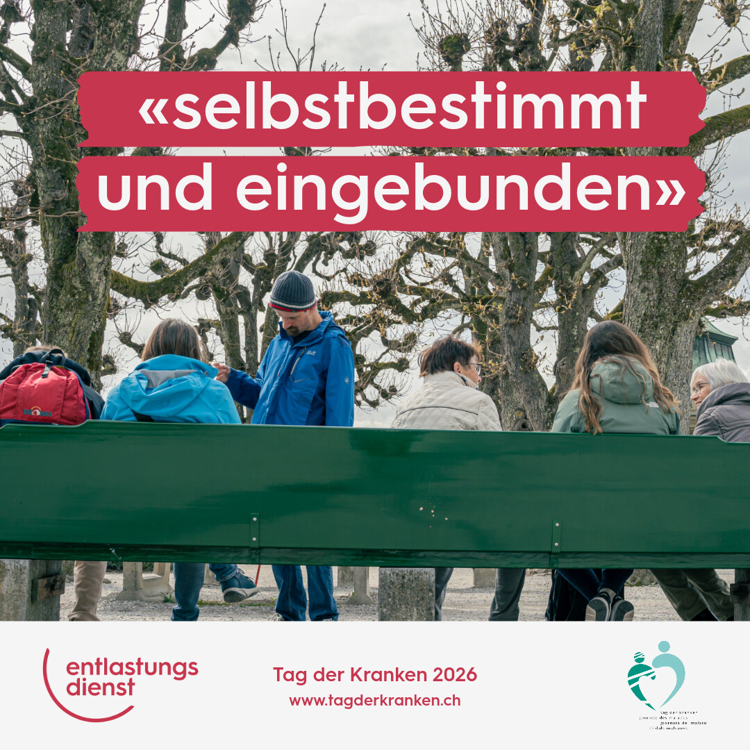 Eine Gruppe von 5 Menschen sitzen auf einer Parkbank mit dem Rücken zur Kamera. Davor steht ein Mann, der zu Boden schaut. Die Personen unterhalten sich. Im Hintergrund sieht man Bäume ohne Blätter. Oben auf dem Bild steht "selbstbestimmt und eingebunden". Unten in einem weissen Balken findet sich das Logo des Entlastungsdienstes Schweiz und das Logo des Tag der Kranken. Mittig steht "Tag der Kranken 2026: www.tagderkranken.ch".