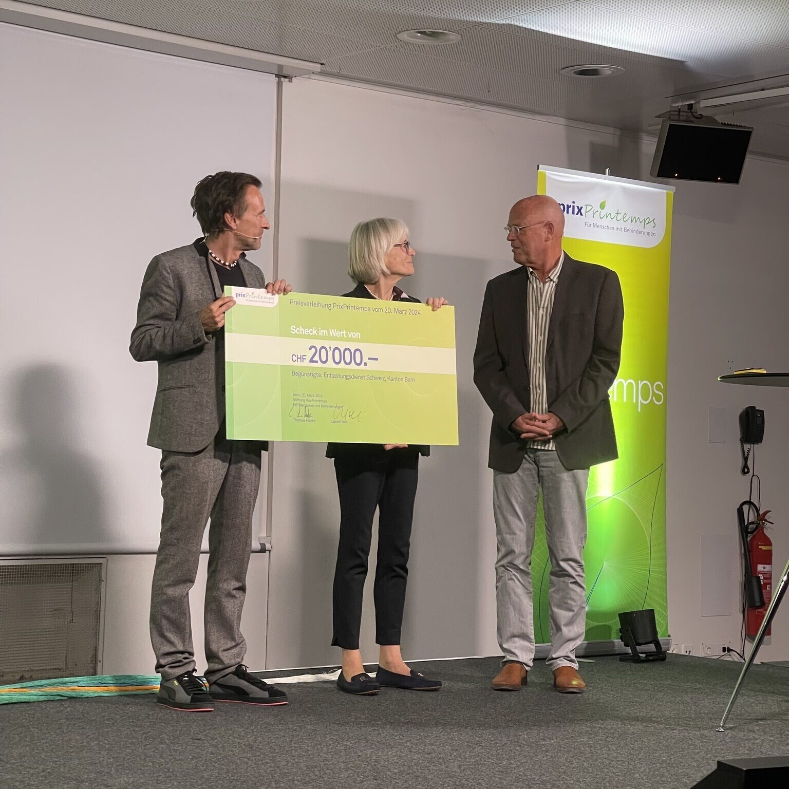 Udo Michel und Denise Strub nehmen den Check von der Stiftung Prix Printemps entgegen.